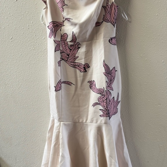 Elegant Cream Dress with Pink Accents - Picture 3 of 4